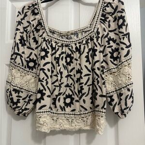 Floral Black and Cream Women's Top size M